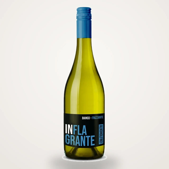 Inflagrante Frizzante alkoholfrei, 750 ml, freigestellt auf hellem Studio-Hintergrund
