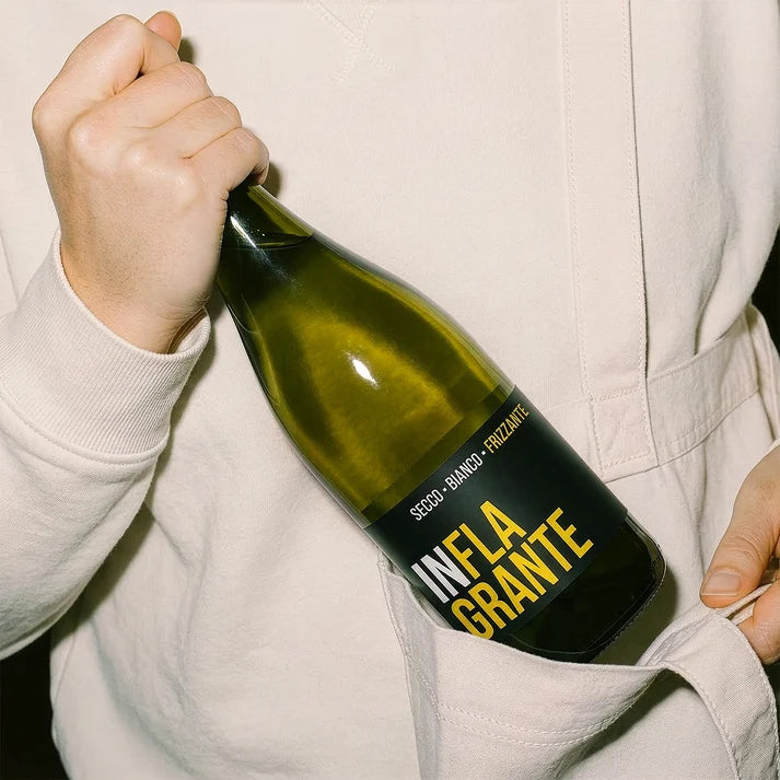 Inflagrante Secco Bianco Frizzante – Flasche in der Hand, Lifestyle